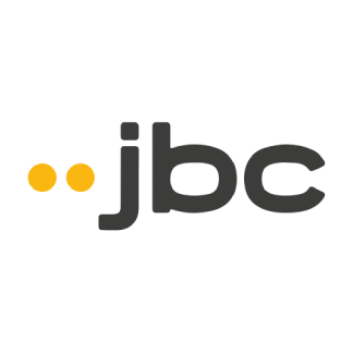 Logo van JBC. De letters 'jbc' zijn in kleine letters weergegeven in een donkergrijze kleur. Voor de 'j' staan twee gele stippen die doen denken aan ogen. Het geheel heeft een speels en modern karakter op een witte achtergrond.