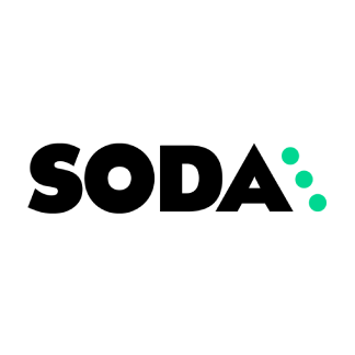 Logo van SODA. Het bestaat uit de naam 'SODA' in dikke, zwarte hoofdletters, gevolgd door drie groene stippen die in grootte afnemen. De stijl is modern en minimalistisch op een witte achtergrond.